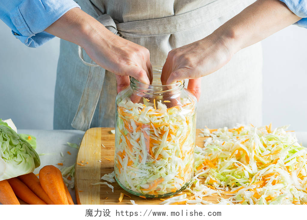 玻璃罐的腌菜制备工艺在浅背景下发酵保鲜泡菜.自然乡村风格。罐头食品